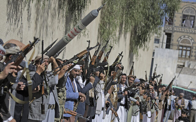 Des partisans loyaux aux rebelles houthis scandent des slogans en brandissant des armes lors d'un rassemblement visant à mobiliser plus de combattants pour le mouvement Houthi à Sanaa, au Yémen, le 25 février 2020. (Crédit : AP Photo/Hani Mohammed)