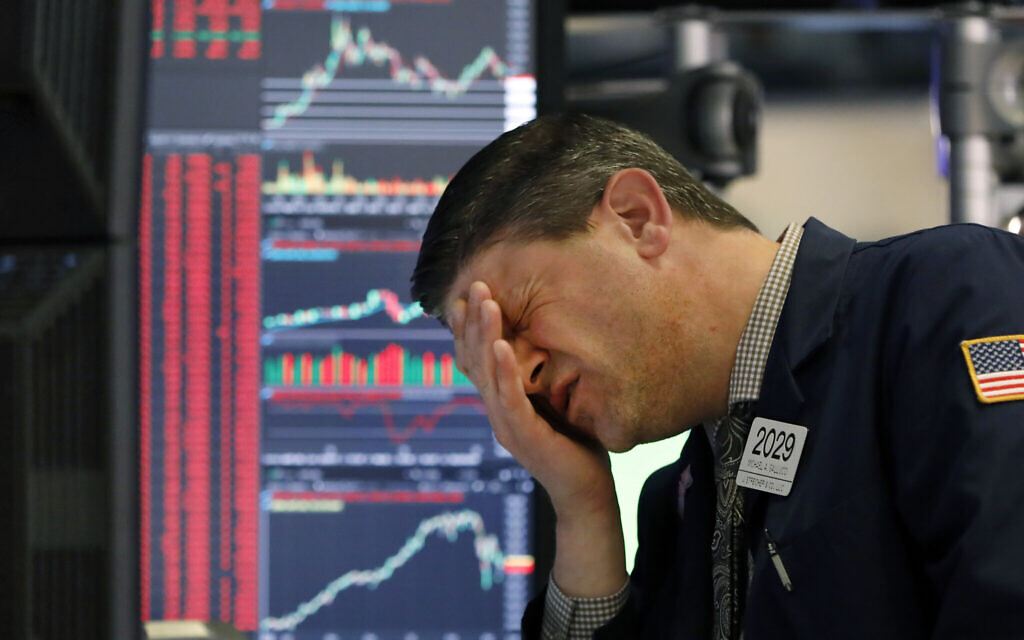 Un trader est à son poste à la Bourse de New York, le 11 mars 2020. (AP Photo/Richard Drew)