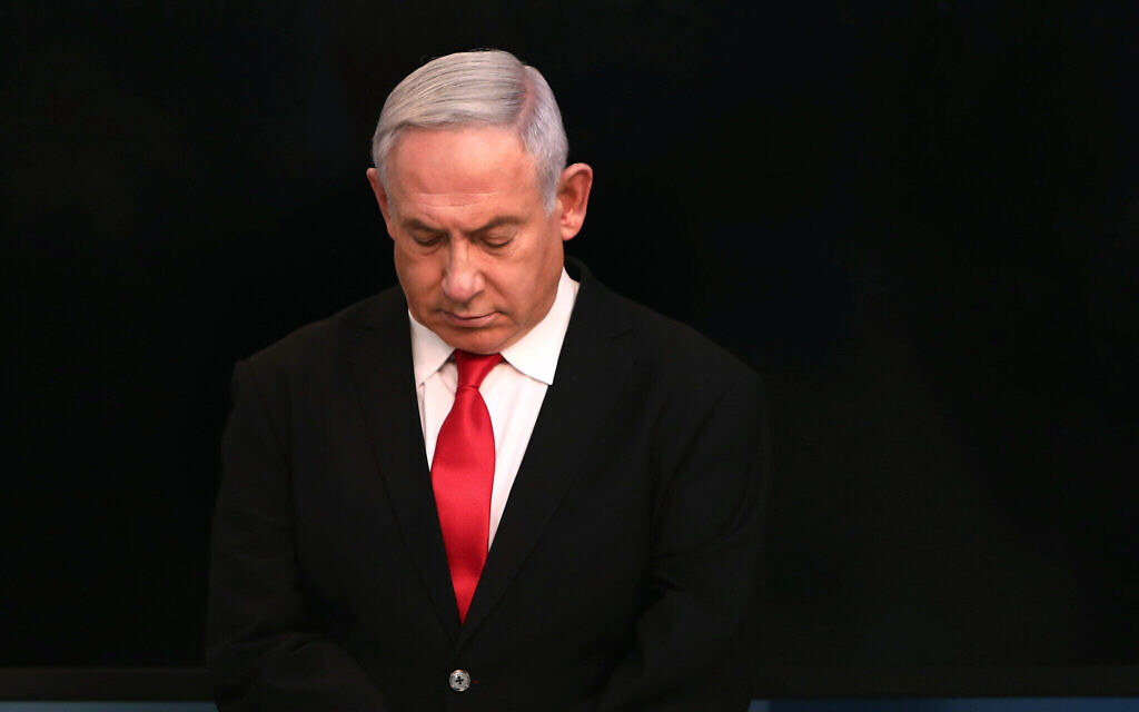 Le Premier ministre Benjamin Netanyahu avant un discours depuis son bureau de Jérusalem, le samedi 14 mars 2020, dans lequel il annoncerait la fermeture des restaurants et des lieux de divertissement en Israël afin de contenir la propagation du coronavirus. (Crédit : Gali Tibbon / Pool via AP)