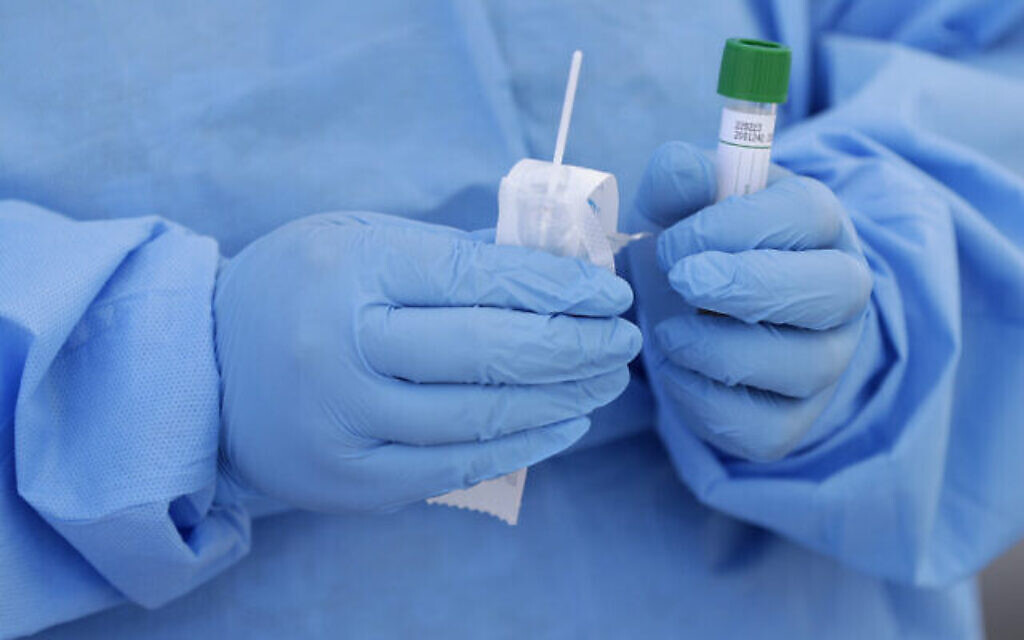 Un personnel de santé se prépare à collecter un échantillon pour un test au COVID-19 dans un centre de dépistage drive-in de Miami, le 20 mars 2020 (Crédit : AP Photo/Wilfredo Lee)