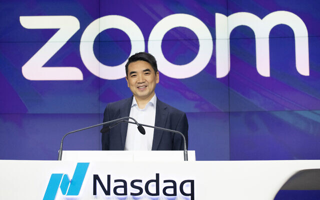 FICHIER - Dans cette photo du 18 avril 2019, le PDG de Zoom, Eric Yuan, assiste à l'ouverture au Nasdaq alors que son entreprise organise son introduction en bourse à New York. (Crédit : AP / Mark Lennihan, dossier)