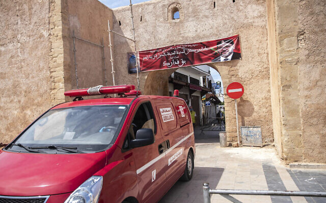 Photo d'illustration : Une ambulance à Rabat, au Maroc, le 7 avril 2020 (Crédit : AP Photo/Mosa'ab Elshamy)