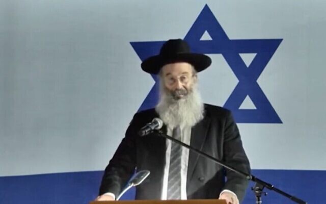 Le maire de Bnei Brak Avraham Rubinstein pendant une cérémonie de Yom HaZikaron, le 27avril 2020. (Crédit : Ynet)