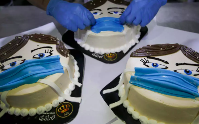 Le "corona cake" par un pâtissier de la bande de Gaza. (Crédit : MOHAMMED ABED AFP/File)