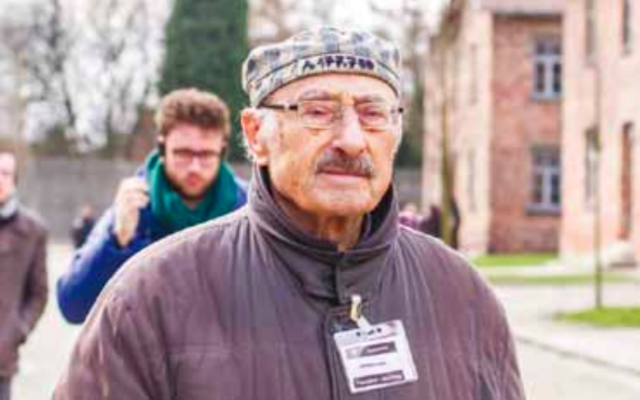 Henri Kichka, rescapé de la Shoah et survivant de la marche de la mort, à Auschwitz, en 2015. (Crédit : Elie Kichka / https://fr.kichka.com/)