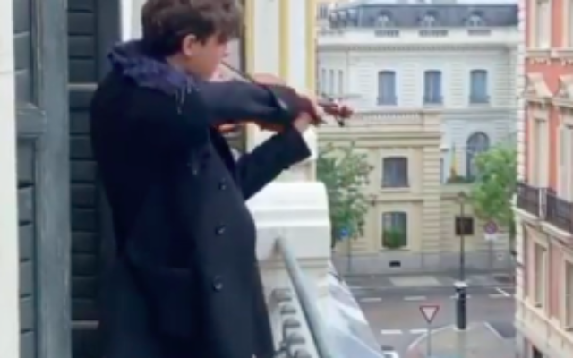 Un violoniste interprète l'hymne national israélien 'hatikva' pour ses voisins pendant la confinement à Madrid. (Capture d'écran : YouTube)