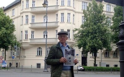 Edgar Feuchtwanger devant l'ancienne maison de Hitler, Prinzregentenplatz 16, à Munich, en Allemagne. (Autorisation)