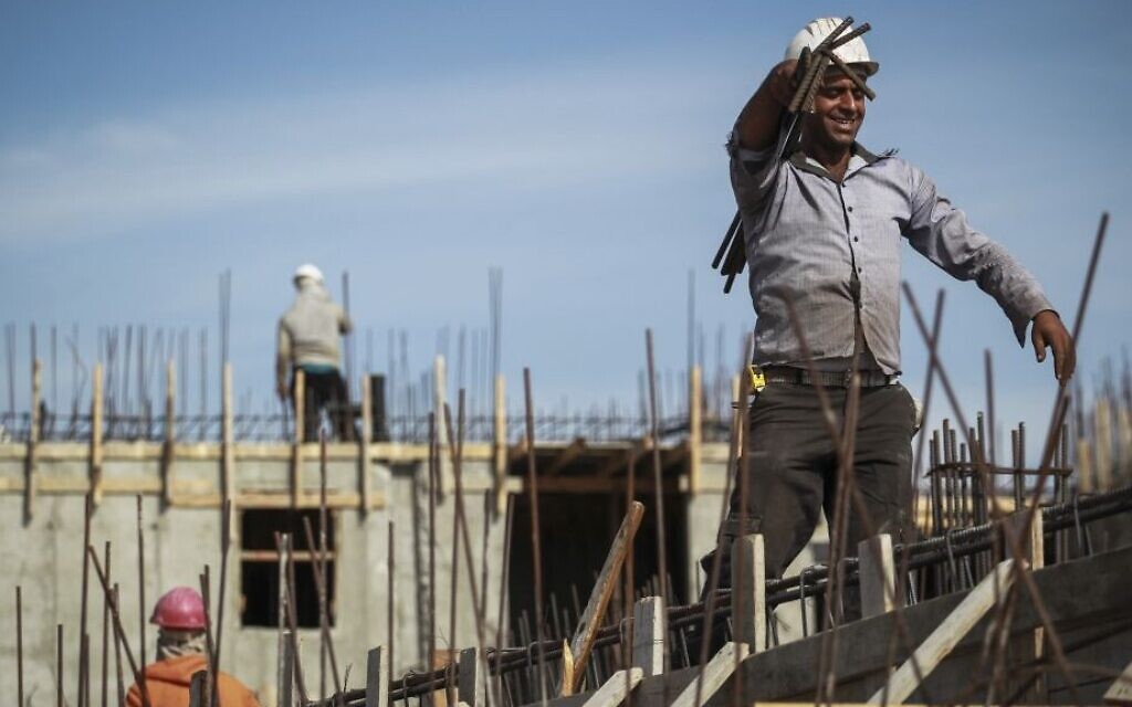 Des ouvriers palestiniens sur un chantier de construction de nouvelles résidences d'appartement dans le quartier juif de   Har Homa, à Jérusalem-Est, le 28 octobre 2014 (Crédit : Hadas Parush/Flash90)