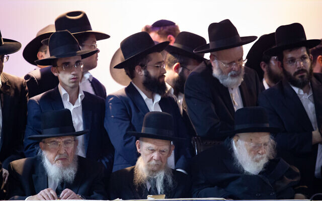 Le rabbin Chaim Kanievsky (devant à droite) et le rabbin Gershon Edelstein (devant au centre) a un rassemblement de Yahadaout HaTorah, pour soutenir le candidat Moshe Lion aux élections municipales de Jérusalem, le 25 octobre 2018. (Crédit : Aharon Krohn/Flash90)