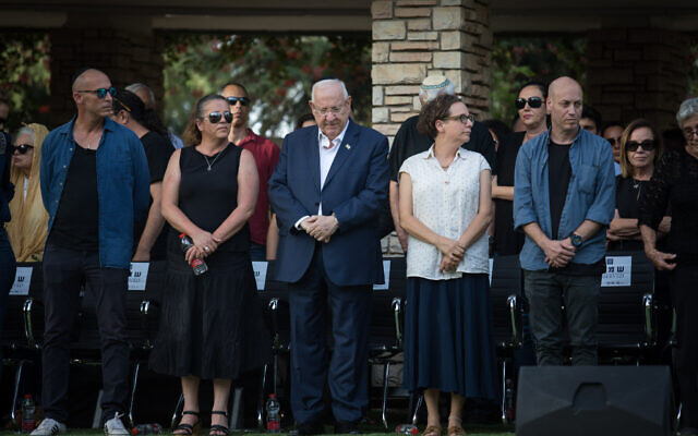 Le président Reuven Rivlin, au centre, et ses enfants pendant les funérailles de son épouse Nehama Rivlin au cimetière du mont Herzl, le 5 juin 2019 (Crédit : Hadas Parush/Flash90)