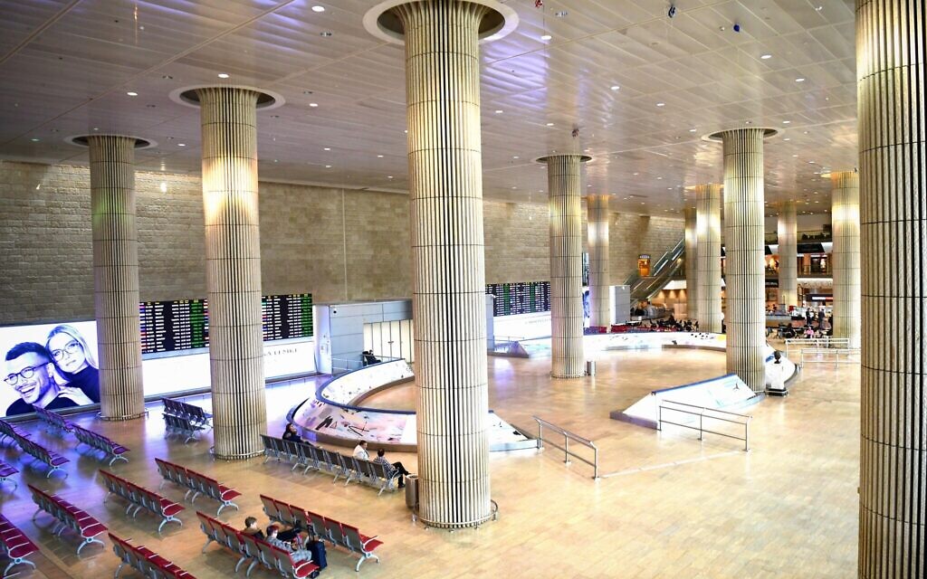 Le hall des arrivées vide de l'aéroport international Ben Gurion, le 11 mars 2020. (Crédit : Flash90)