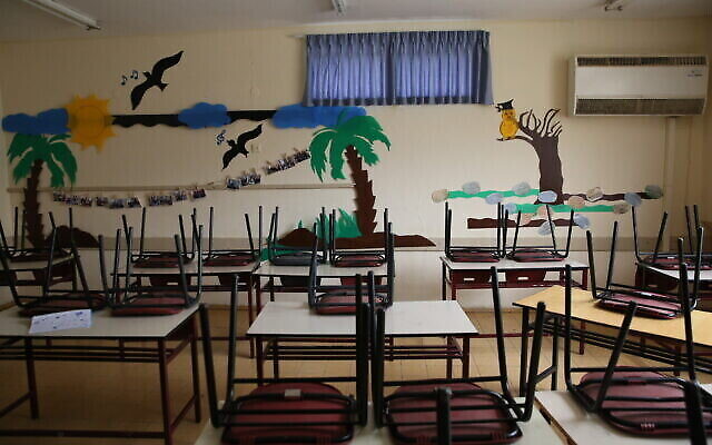 Des chaises sont placées sur les bureaux d'une salle de classe d'une école fermée de la ville de Safed, dans le nord du pays, le 13 mars 2020, en pleine pandémie de coronavirus. (David Cohen/Flash90)