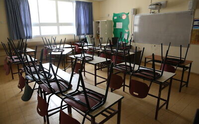 Illustration : Une école fermée dans la ville de Safed, au nord d'Israël, le 13 mars 2020. (David Cohen/Flash90)
