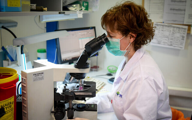 Photo d'illustration : Des techniciens font un test de diagnostic pour le coronavirus dans un laboratoire des services de santé Leumit à Or Yehuda, le 19 mars 2020 (Crédit : Flash90)