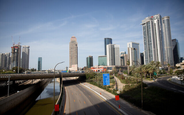 L'autoroute d'Ayalon vide à Tel Aviv, le 4 avril 2020 (Crédit : Miriam Alster/Flash90)