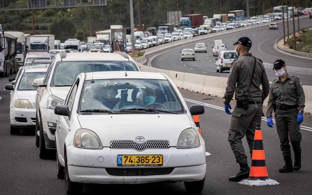 La police contrôle les conducteurs à un point de contrôle temporaire sur la route 1 à l'extérieur de Jérusalem, pour vérifier que les gens respectent les ordres du gouvernement concernant un confinement partiel pour empêcher la propagation du coronavirus. (Nati Shohat/Flash90)