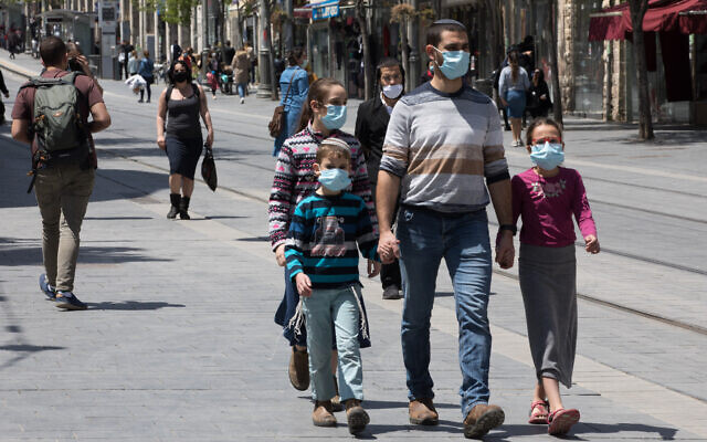 Des Israéliens sur la Jaffa Street, à Jérusalem, le 26 avril 2020. (Crédit : Nati Shohat/Flash90)