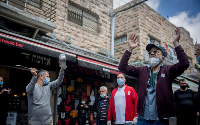 Les vendeurs du marché de Mahane Yehuda, à Jérusalem, manifestent contre la fermeture de leurs boutiques dans un contexte de pandémie de coronavirus, le 26 avril 2020 (Crédit : Yonatan Sindel/Flash90)