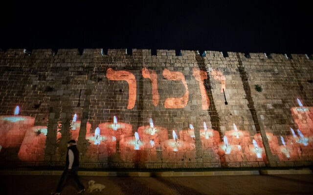 Les noms des soldats israéliens tombés sont projetés sur les murs de la Vieille Ville de Jérusalem alors qu'Israël marque Yom HaZikaron pour les soldats tombés au combat et des victimes du terrorisme, le 27 avril 2020. (Crédit : Yonatan Sindel / Flash90)