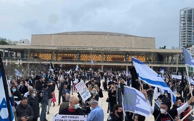 Des centaines de personnes assistent à une manifestation pro-démocratie à Tel Aviv le 16 avril 2020. (Crédit : autorisation)