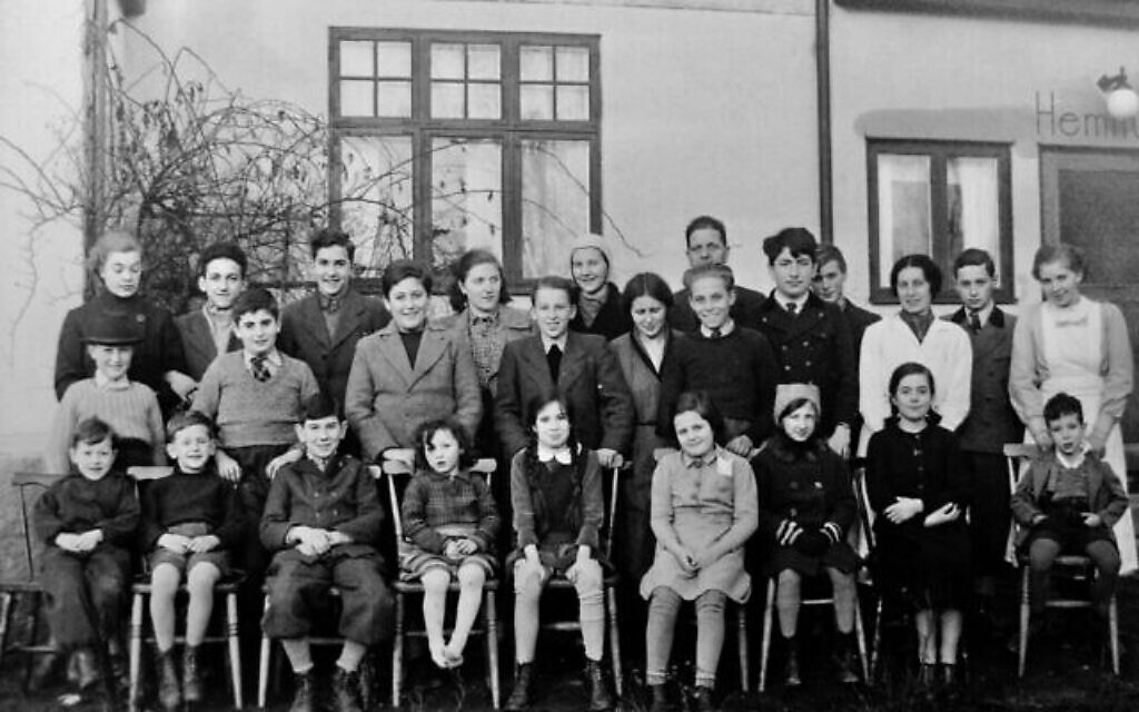 Photo de groupe des enfants d'un orphelinat de Tollarp, au sud de la Suède, probablement prise à leur arrivée, au mois de février 1939. Otto Ullman est dans la rangée du milieu, deuxième à gauche (Crédit : Elisabeth Åsbrink)