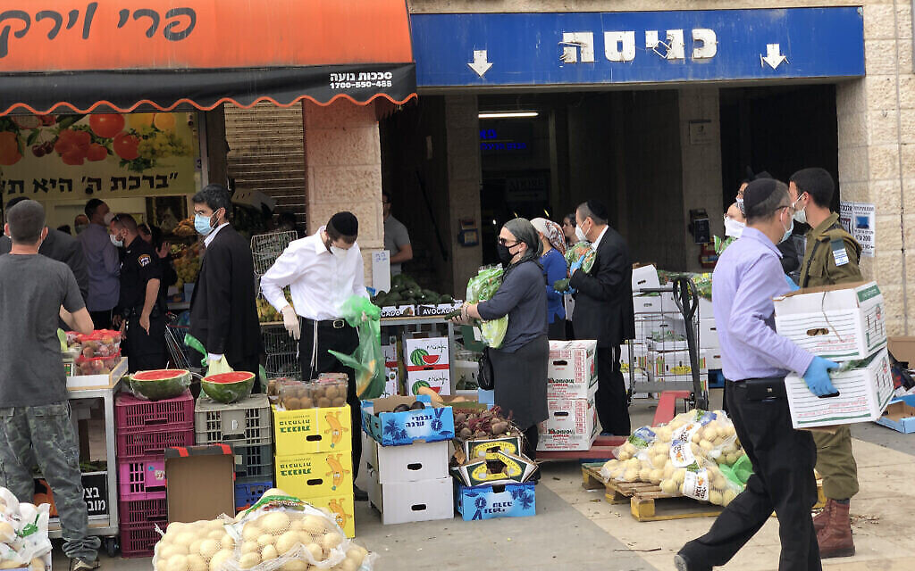 Des résidents de Beit Shemesh font des courses quelques heures avant le début de Pessah, le 8 avril 2020. (Crédit : Sam Sokol)