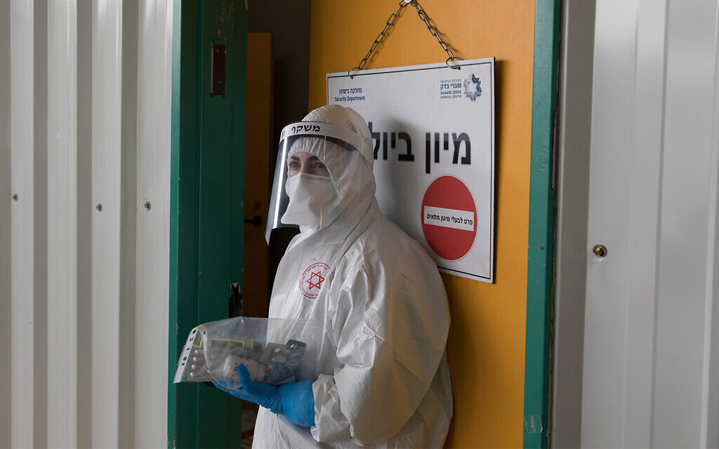 Un personnel du Magen David Adom  aux abords de l' unité coronavirus de l'hôpital Shaare Zedek de Jérusalem, le 10 avril 2020. (Crédit : Nati Shohat/Flash90)