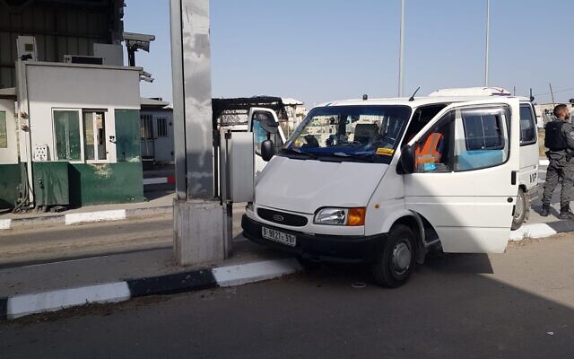 Lieu d'une attaque à la voiture bélier suivie d'une attaque au couteau, à un checkpoint de Maale Adumim, en Cisjordanie, le 22 avril 2020. (Crédit :police israélienne)