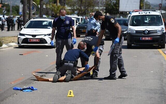 Les agents de police arrivent sur la scène d'un attentat terroriste présumé à Kfar Saba, dans le centre du pays, le 28 avril 2020 (Crédit : Police israélienne)