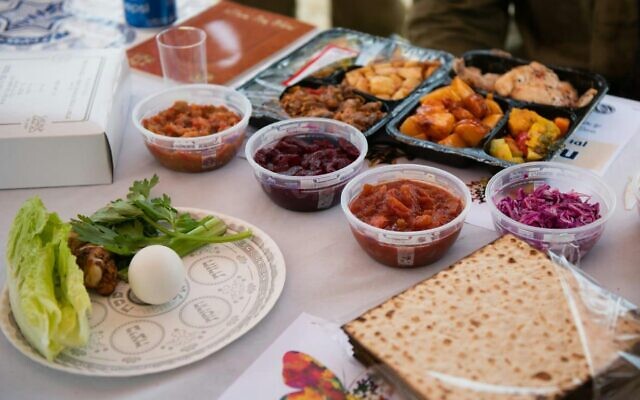 Tsahal montre à quoi ressembleront les repas du seder qu'elle prévoit de servir dans ses bases, le 6 avril 2020. (Armée israélienne)