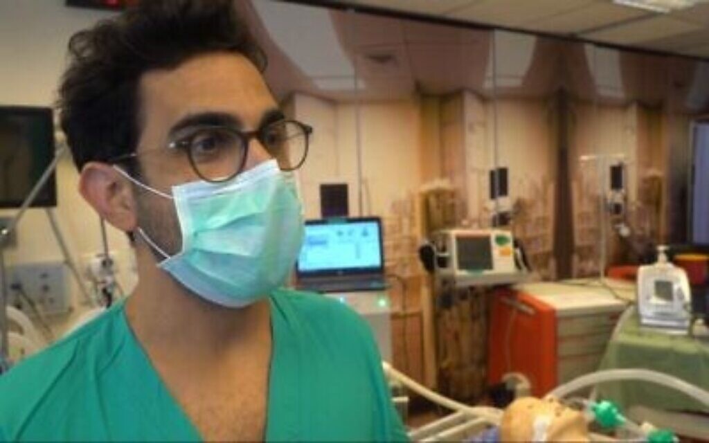 Le Dr Amit Zabtani, qui a aidé l'armée à fabriquer un respirateur improvisé pour aider le système de santé à faire face à l'épidémie de coronavirus, le 15 avril 2020. (Crédit : armée israélienne)