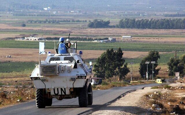 Des véhicules appartenant aux forces de maintien de la paix des Nations unies roulent sur une route le long de la frontière israélo-libanaise à proximité de la ville libanais de Kfar Kila, le 1er septembre 2019. (Ali Dia/AFP)