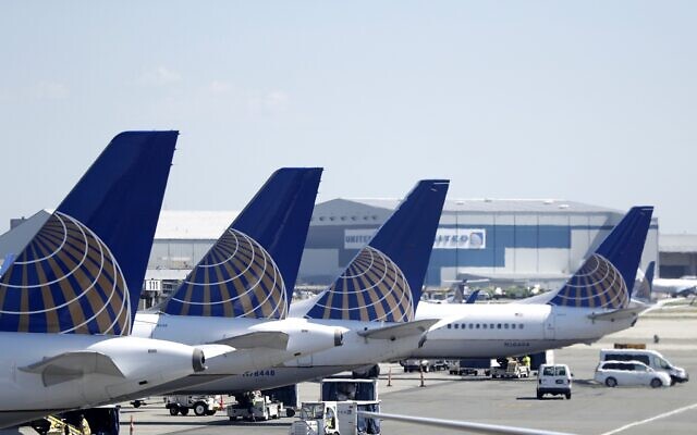 Des avions de United Airlines sont stationnés au Terminal C de l'aéroport international Newark, le 18 juillet 2018, à Newark, N.J. (Crédit : AP /Julio Cortez)