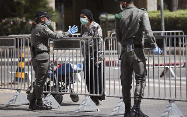 Des officiers de la police des frontières tiennent un barrage conformément aux mesures du gouvernement pour aider à endiguer la propagation du coronavirus à Bnei Brak, le 3 avril 2020. (AP Photo / Oded Balilty)