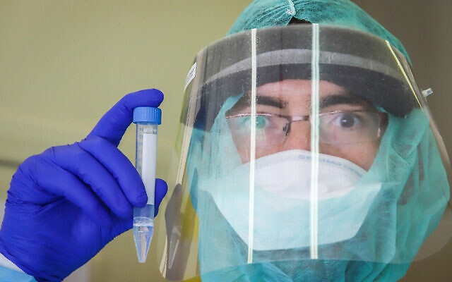 Un technicien de laboratoire réalise un test de coronavirus à l'hôpital Rambam à Haïfa, le 30 mars 2020. (Yossi Aloni / Flash90)
