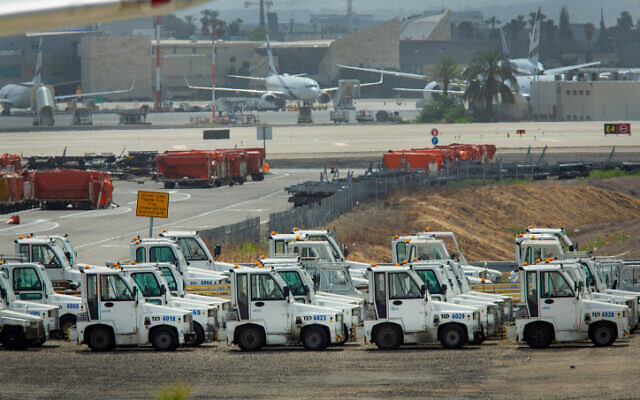 Des avions et d'autres équipements stationnés à l'aéroport Ben Gurion le 6 avril 2020. (Moshe Shai/FLASH90)
