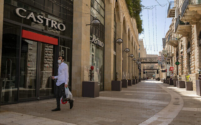 Un homme passe devant des magasins fermés dans le centre commercial Mamilla à proximité de la Vieille Ville de Jérusalem, le 22 avril 2020. (Olivier Fitoussi/Flash90)