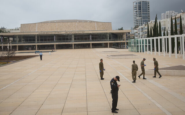 Des soldats et une patrouille de police à Tel Aviv contrôlent que les personnes n'enfreignent pas les ordres de confinement pour empêcher la propagation du coronavirus, le 1 avril 2020. (Miriam Alster/Flash90)
