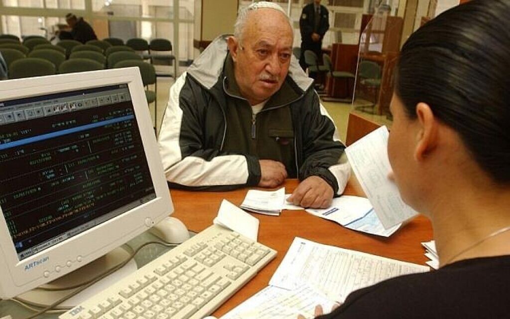 Un homme israélien est reçu à l'Institut national d'assurance. (Photo d'illustration: Flash90)