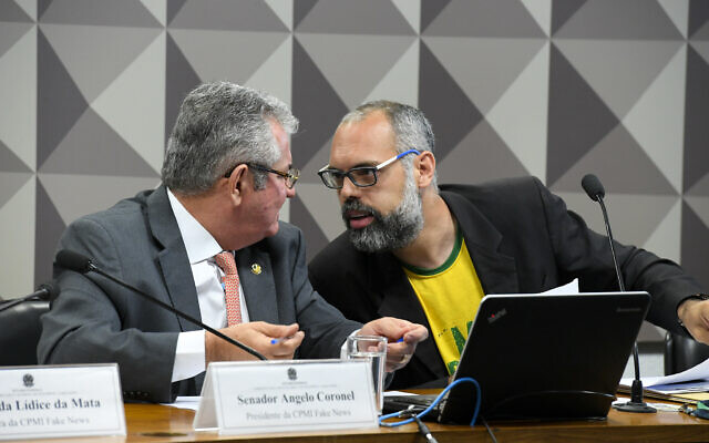 Le blogger Allan dos Santos (droite) interrogé par la commission nationale du Congrès qui enquête sur les fausses informations diffusée dans la vie politique à Brasilia au Brésil, le 5 novembre 2019. (Roque de Sa / Agencia Senado)