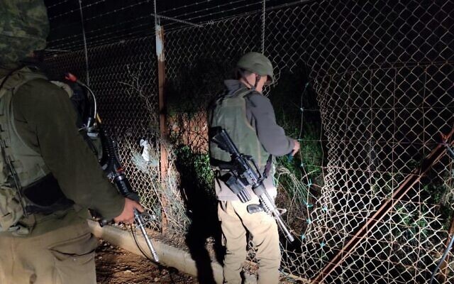 Des soldats inspectent les brèches créées dans la clôture frontalière entre Israël et le Liban, le 17 avril 2020. (Crédit : armée israélienne)