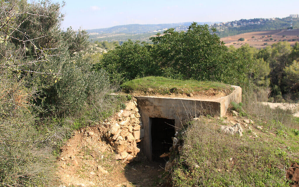 Un bunker utilisé par les forces arabes près de Beit Mahsir , aux abords de Jérusalem. Un avion piloté par un pilote de la RAF, Yariv Sheinboim, s'était écrasé près du village pendant une opération en 1948 (Crédit :  Shmuel Bar-Am)