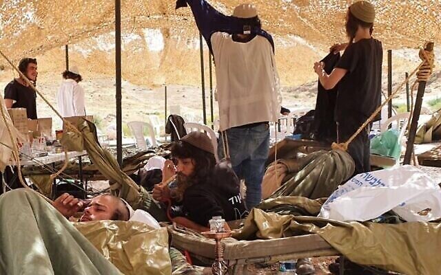 Des Jeunes des collines en quarantaine ensemble dans une tente fournie par l'armée israélienne, le 7 avril 2020. (Autorisation)