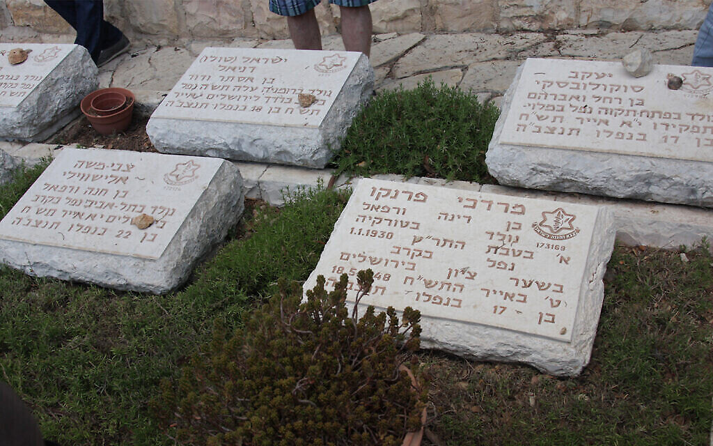 Le cimetière deKiryat Avavim et la tombe de Mordecai Franco, tué à l'âge de 17 ans pendant la guerre de l'Indépendance, à Jérusalem (Crédit : Shmuel Bar-Am)