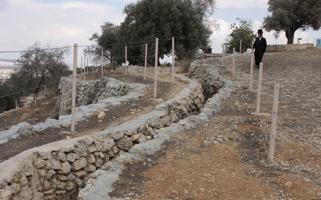 Les fortifications laissées par les Arabes à Nebi Samuel aux abords de Jérusalem. (Crédit : Shmuel Bar-Am)