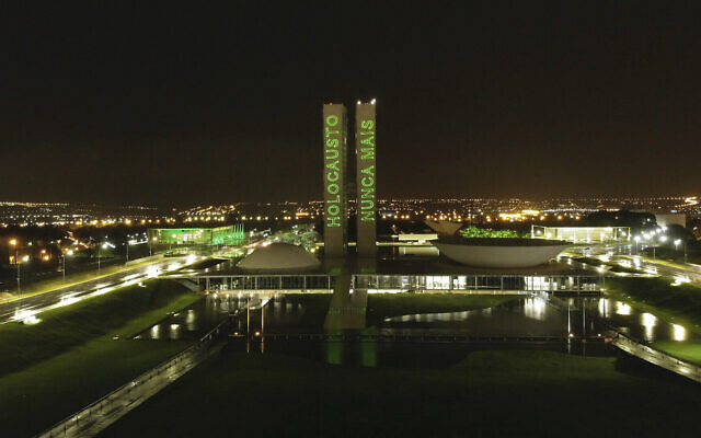 Au Brésil, un message de Yom Hashoah projeté sur les tours jumelles du bâtiment du congrès brésilien, un monument de la capitale, le 20 avril 2020 (Crédit : Roberto Suguinoa/Agencia Senado)