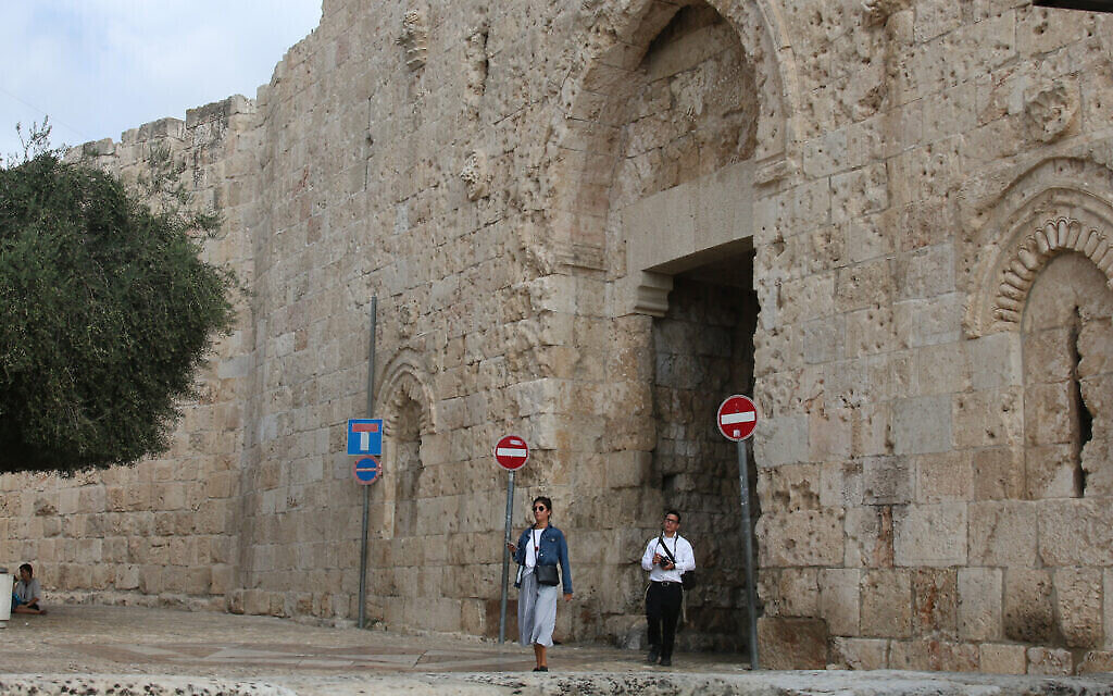 Des soldats de la Palmach avaient tenté d'entrer par la porte de Sion à Jérusalem pour entrer en contact avec les Juifs de la Vieille Ville, en 1948 (Crédit :  Shmuel Bar-Am)