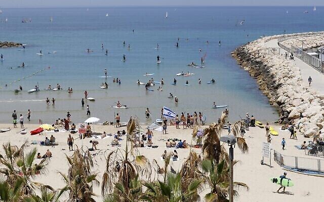 Des centaines d'Israéliens profitent des plages dans un contexte de hausse des températures dans la ville côtière de Tel Aviv malgré les restrictions causées par le COVID-19, le 16 mai 2020 (Crédit :  JACK GUEZ / AFP)