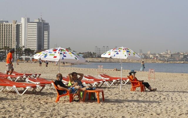 Des personnes profitent de la plage à Tel Aviv, le 20 mai 2020. (Photo par JACK GUEZ / AFP)