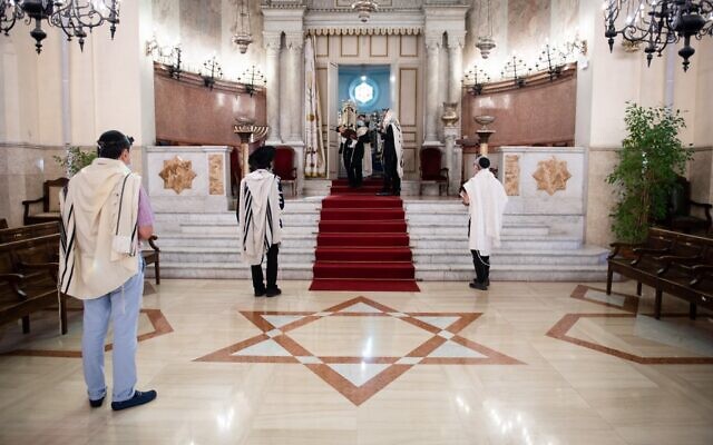Des fidèles portant des masques de protection lors du service de "Chaharit" service, première prière publique du matin, à la "Grande Synagogue de Marseille", le 28 mai 2020 (Crédit : CLEMENT MAHOUDEAU / AFP)